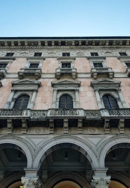 Milano, İtalya 'nın merkezinde eski bir binanın cephesi