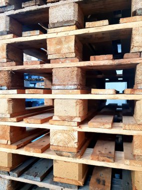 Depoda tahta istiflenmiş.