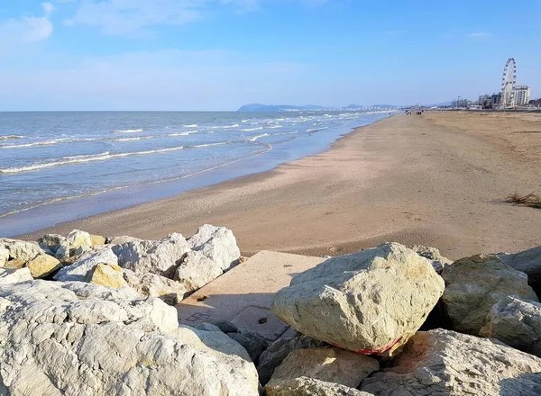 Deniz kıyısının güzel manzarası