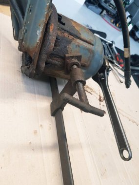 Bir atölyedeki kaynak makinesinin yakın çekimi. Sanayi geçmişi