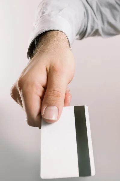 Mano sosteniendo una tarjeta de crédito — Foto de Stock