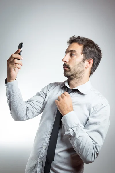 Man in pak nemen een selfie — Stockfoto