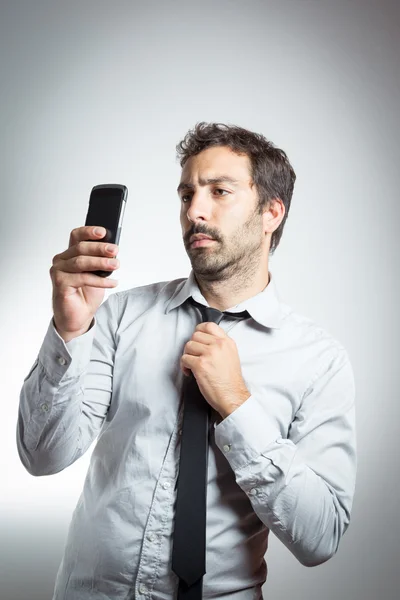 Uomo in giacca e cravatta prendere un selfie — Foto Stock