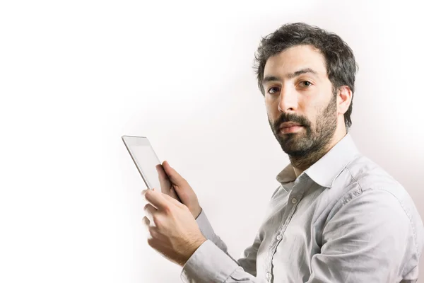 Homem de negócios usando um computador tablet — Fotografia de Stock