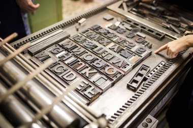 Eski tipografi baskı makinesi