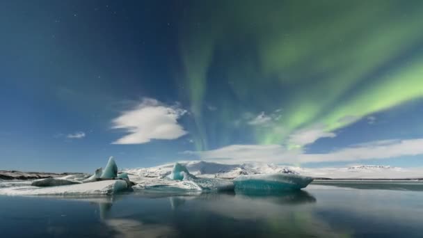 Severní světla aurora borealis na noční obloze — Stock video