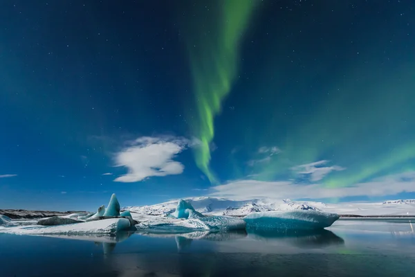 Aurora boreal sobre laguna glaciar en Islandia — Foto de Stock