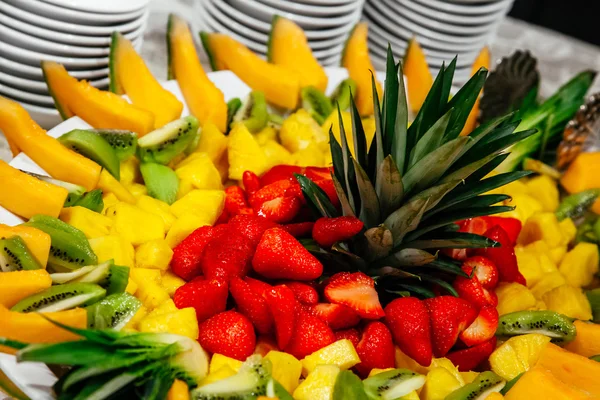 Dessert aus Fruchtkomposition mit Gericht Stockbild