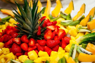 Tatlı yemek ile meyve kompozisyonu