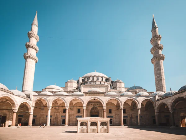 Vista del majestuoso patio de la mezquita de Suleiman, Estambul, Turquía . Fotos De Stock