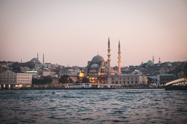 Istanbul manzarası galata Köprüsü yakınlarında Camii