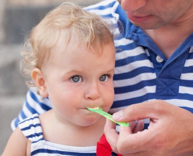 Baba bebek kızı Ice cream, açık besleme,