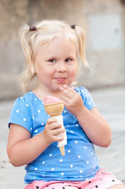 Küçük mutlu neşeli kız gelato, açık yiyor