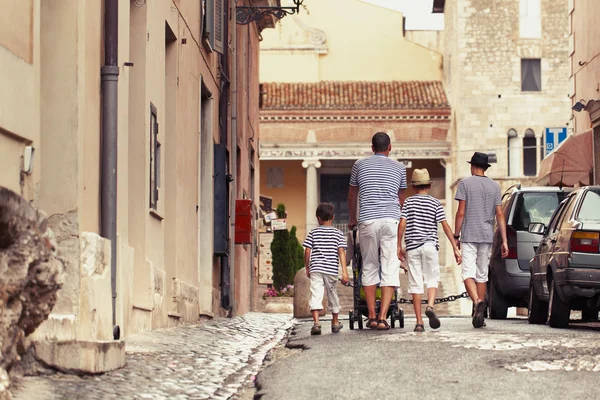 Большая счастливая семья гуляет по старому городу в Италии . — стоковое фото