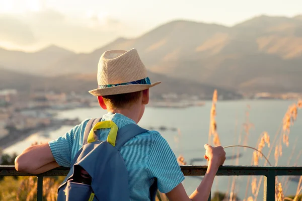 Retrato de niño con sombrero sobre fondo de montañas, Italia — Foto de Stock