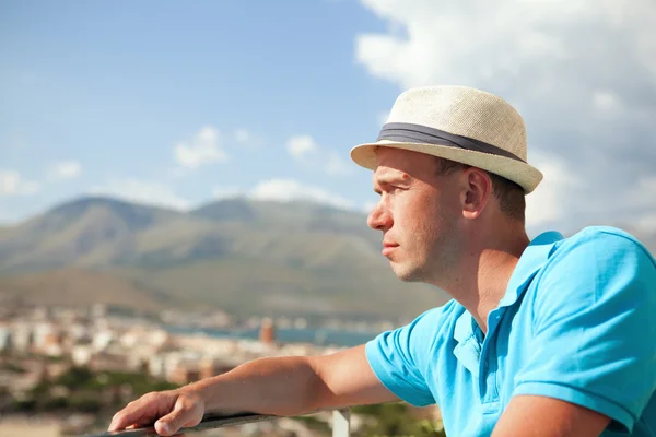 Retrato del hombre con sombrero sobre el fondo de las montañas, Italia —  Fotos de Stock