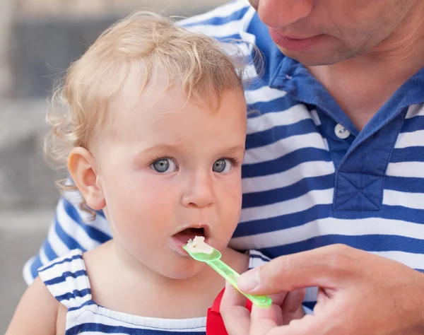 Vater füttert Baby Tochter Eis, im Freien, — Stockfoto