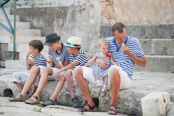 Grande famiglia (tre figli, figlia e padre) mangiare gelato in Italia — Foto Stock