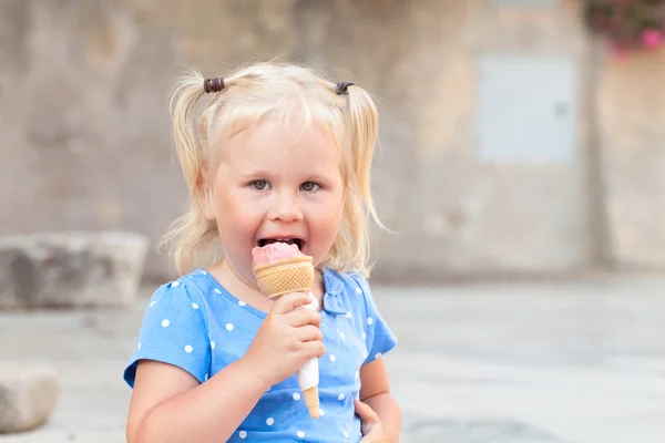 Küçük mutlu neşeli kız gelato, açık yiyor — Stok fotoğraf