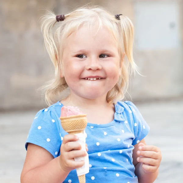 Szczęśliwy wesoły dziewczynka zjada lody, odkryty — Zdjęcie stockowe