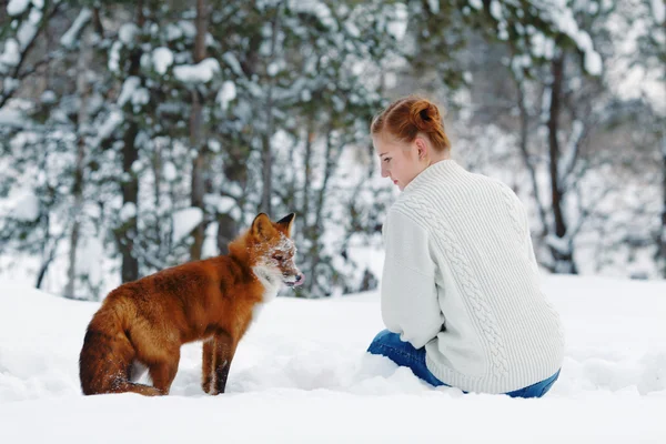 Vacker flicka med röd räv på promenad — Stockfoto