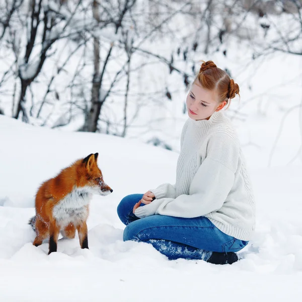 Piękna dziewczyna z red fox na spacer — Zdjęcie stockowe