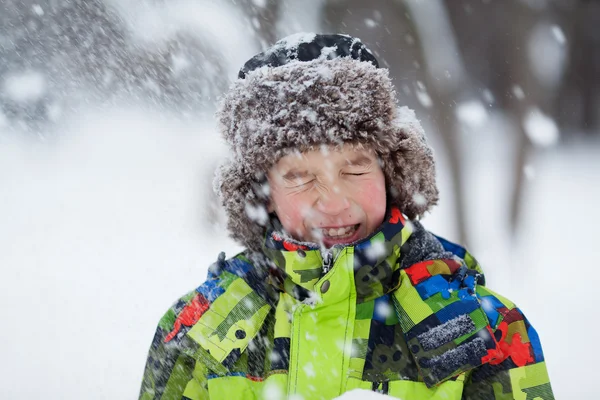 快乐有趣的肖像冬天的衣服的少年 — 图库照片