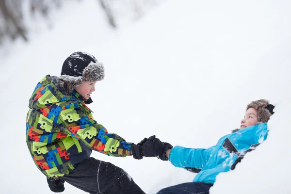 Twee vrolijke gelukkige jongens spelen in winter park — Stockfoto
