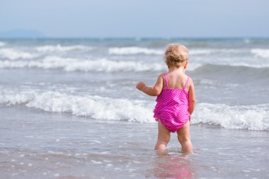Küçük şirin mutlu kız deniz, İtalya, açık banyoları