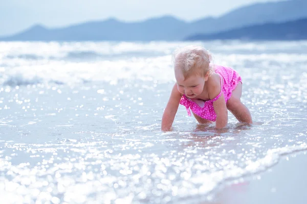 Pequeña linda chica feliz se baña en el mar, Italia, al aire libre — Foto de Stock