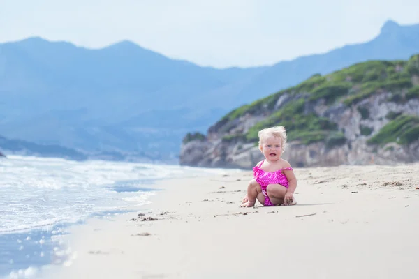 Piccola ragazza carina felice si bagna in mare, Italia, all'aperto — Foto Stock