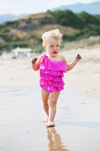Kleines süßes glückliches Mädchen badet im Meer, Italien, draussen — Stockfoto