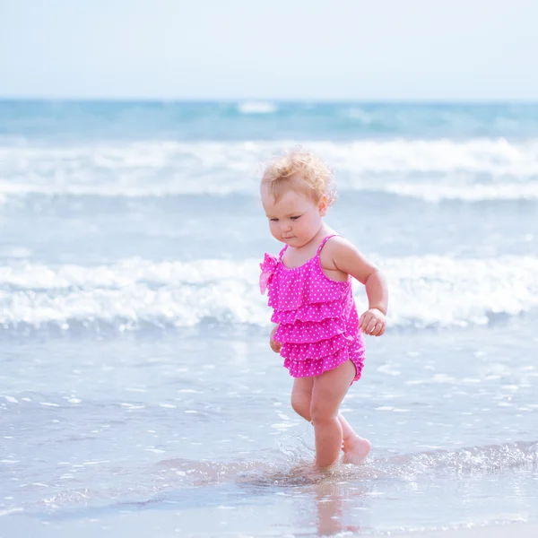 Pequeña linda chica feliz se baña en el mar, Italia, al aire libre — Foto de Stock