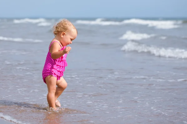 Schattig gelukkig meisje baadt in zee, Italië, buiten — Stockfoto