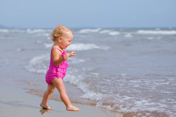 Piccola ragazza carina felice si bagna in mare, Italia, all'aperto — Foto Stock