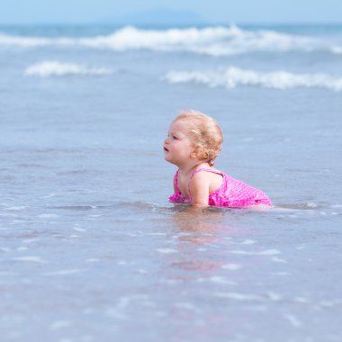 Küçük şirin mutlu kız deniz, İtalya, açık banyoları