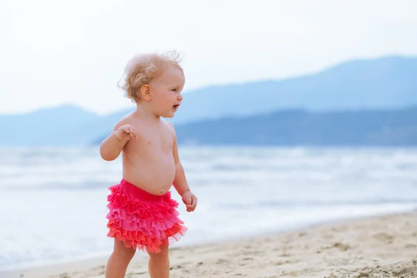 Pequeña linda chica feliz se baña en el mar, Italia, al aire libre — Foto de Stock