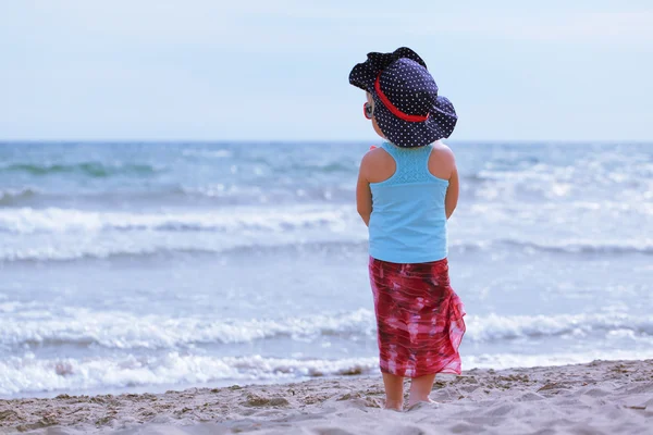 Kleines süßes glückliches Mädchen badet im Meer, Italien, draussen — Stockfoto