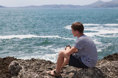 Ciddi ve dalgın bir genç adam portresi 