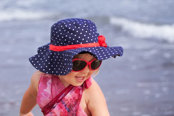 肖像的乐趣快乐的女孩，戴着顶帽子，意大利，户外 — 图库照片