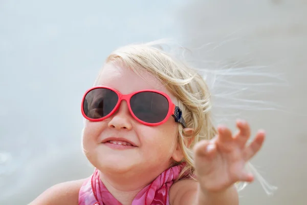 Retrato de diversão menina feliz usando chapéu, Itália, ao ar livre — Fotografia de Stock