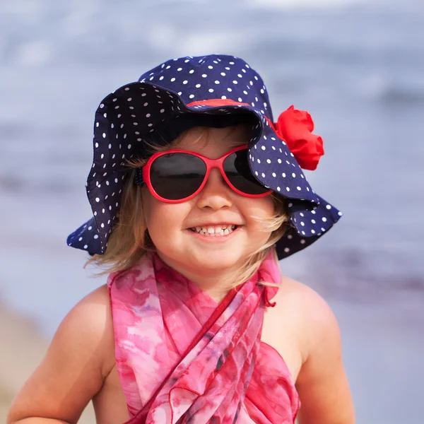 Retrato de la divertida chica feliz con sombrero, Italia, al aire libre — Foto de Stock