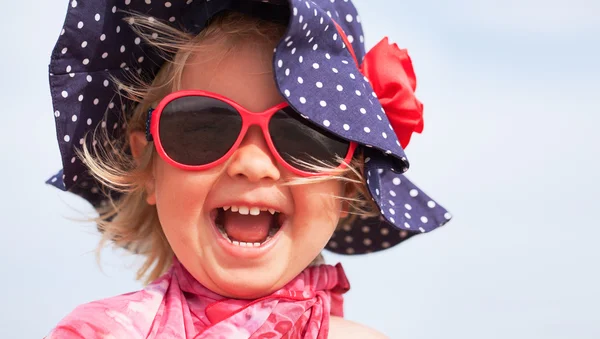 Ritratto di divertente ragazza felice con cappello, Italia, outdoor — Foto Stock