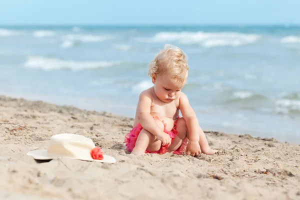 Pieni söpö onnellinen tyttö kylpee meressä, Italia, ulkona — kuvapankkivalokuva