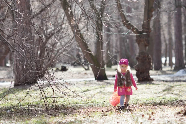 Ernsthafte schöne Mädchen zu Fuß mit Handtasche im Frühlingspark — Stockfoto