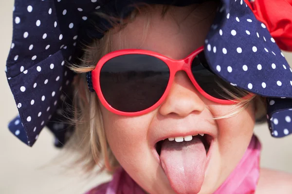 Retrato de diversão menina feliz usando chapéu, Itália, ao ar livre — Fotografia de Stock
