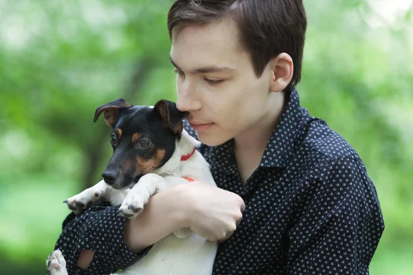 Portret przystojny nastolatek szczęśliwy i pies Jack Russell — Zdjęcie stockowe