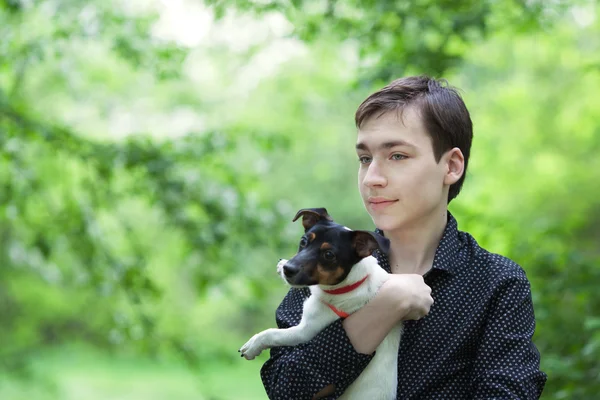 Portret van knappe gelukkig tiener en hond Jack Russell — Stockfoto