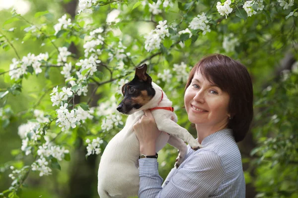 Porträtt av glada twoman och hund Jack Russell — Stockfoto