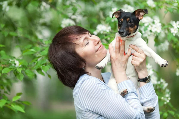 Portret van gelukkig twoman en hond Jack Russell — Stockfoto